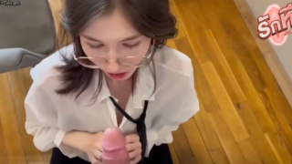 คลิปหลุด Cutie Kim น้องคิม สาวเเว่นคนสวยโดนหัวหน้าจับเย็ดคาชุดพนักงานเสียวๆคาห้องประชุมโม็คควยอมจนเเข็งก่อนโดนซอยหีท่าหมารัวๆมาอมต่อจนน้ำแตกคาปากฟินๆ